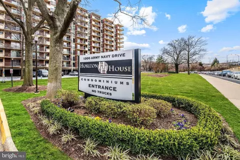 1300 Army Navy Dr #709, Arlington, VA 22202