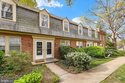 1303 S Barton St #207, Arlington, VA 22204