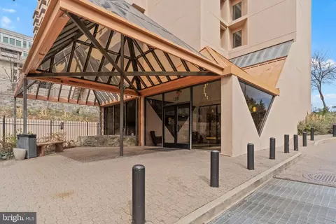 1301 N Courthouse Rd #914, Arlington, VA 22201