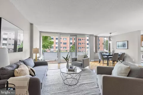 1301 S Arlington Ridge Rd #208, Arlington, VA 22202