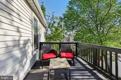 Exterior - 211 S Barton St, Arlington, VA 22204 photo 6 of 9