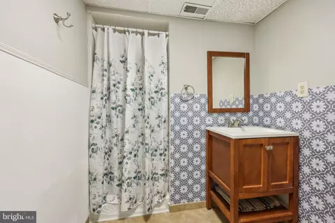 Bath - 211 S Barton St, Arlington, VA 22204 photo 4 of 4