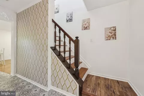 Entry Way - 211 S Barton St, Arlington, VA 22204 photo 3 of 4