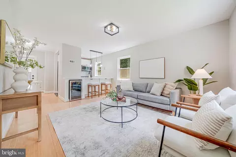 841 S Irving St, Arlington, VA 22204