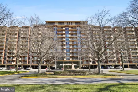 1300 Army Navy Dr #415, Arlington, VA 22202
