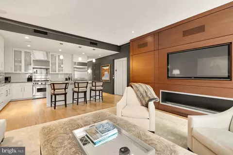 1700 Clarendon Blvd # B, Arlington, VA 22209
