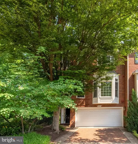 2221 N Oak Ct, Arlington, VA 22209