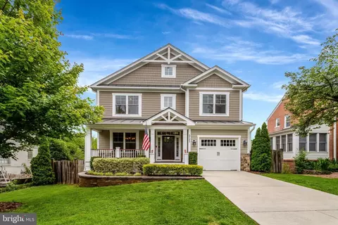 5725 25th St N, Arlington, VA 22207