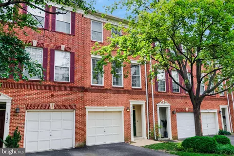 1122 S Monroe St, Arlington, VA 22204