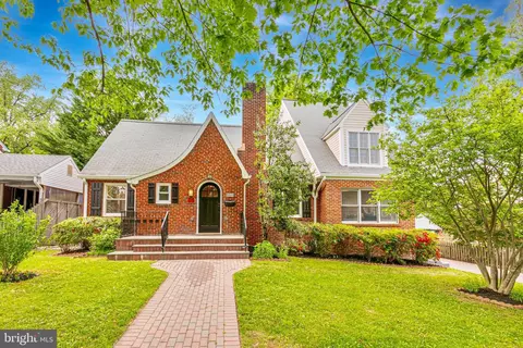 5001 14th St N, Arlington, VA 22205