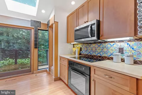 Kitchen - 4834 8th St S, Arlington, VA 22204 photo 3 of 6