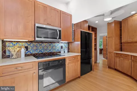 Kitchen - 4834 8th St S, Arlington, VA 22204 photo 4 of 6