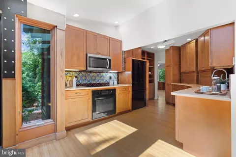 Kitchen - 4834 8th St S, Arlington, VA 22204 photo 5 of 6