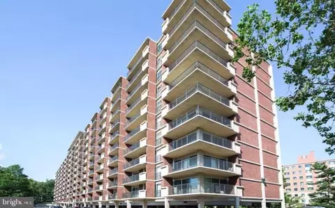 1300 Army Navy Dr #803, Arlington, VA 22202
