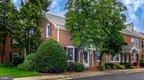 4421 36th St S, Arlington, VA 22206