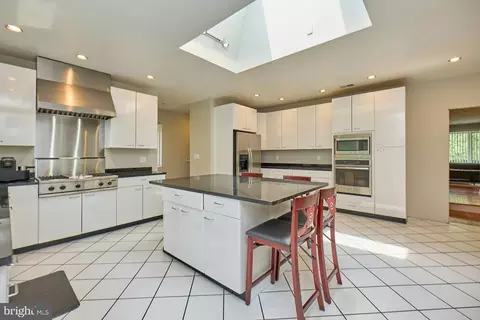 Kitchen - 3820 Lorcom Ln, Arlington, VA 22207 photo 8 of 10