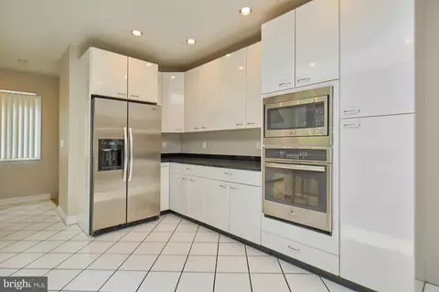 Kitchen - 3820 Lorcom Ln, Arlington, VA 22207 photo 3 of 10