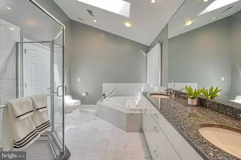 Bath - 3820 Lorcom Ln, Arlington, VA 22207 photo 4 of 8