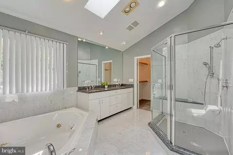 Bath - 3820 Lorcom Ln, Arlington, VA 22207 photo 5 of 8