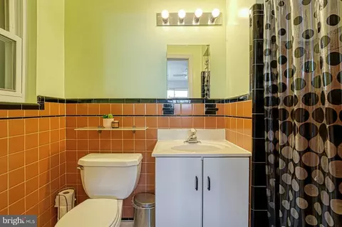 Bath - 3820 Lorcom Ln, Arlington, VA 22207 photo 2 of 8