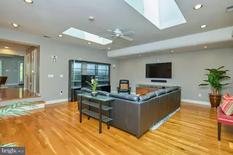 Living - 3820 Lorcom Ln, Arlington, VA 22207 photo 2 of 6