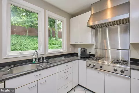 Kitchen - 3820 Lorcom Ln, Arlington, VA 22207 photo 6 of 10