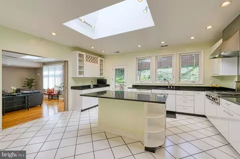 Kitchen - 3820 Lorcom Ln, Arlington, VA 22207 photo 1 of 10