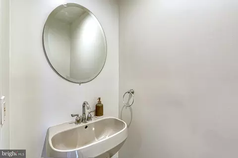 Bath - 3820 Lorcom Ln, Arlington, VA 22207 photo 1 of 8