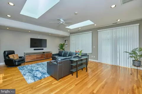 Living - 3820 Lorcom Ln, Arlington, VA 22207 photo 3 of 6
