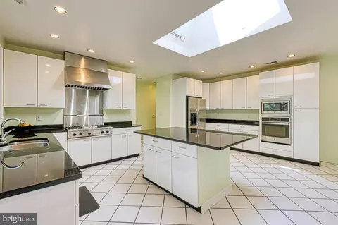 Kitchen - 3820 Lorcom Ln, Arlington, VA 22207 photo 5 of 10