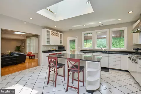 Kitchen - 3820 Lorcom Ln, Arlington, VA 22207 photo 10 of 10