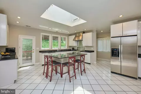 Kitchen - 3820 Lorcom Ln, Arlington, VA 22207 photo 9 of 10