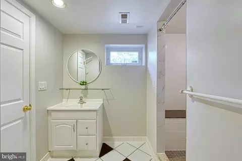 Bath - 3820 Lorcom Ln, Arlington, VA 22207 photo 8 of 8