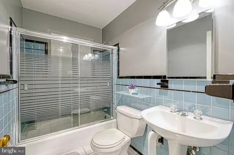 Bath - 3820 Lorcom Ln, Arlington, VA 22207 photo 3 of 8
