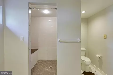 Bath - 3820 Lorcom Ln, Arlington, VA 22207 photo 7 of 8