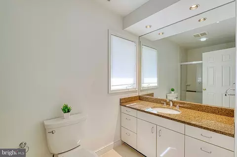 Bath - 3820 Lorcom Ln, Arlington, VA 22207 photo 6 of 8