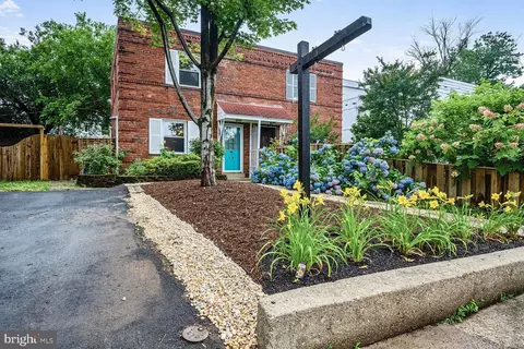 828 S Irving St, Arlington, VA 22204