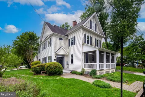 102 S Kensington St, Arlington, VA 22204