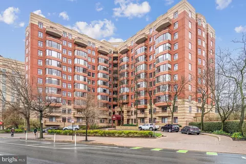2400 Clarendon Blvd #811, Arlington, VA 22201