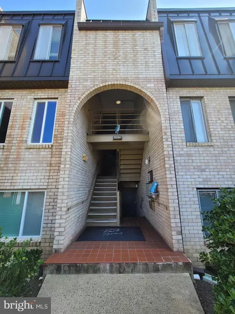 5049 7th Rd S #201, Arlington, VA 22204