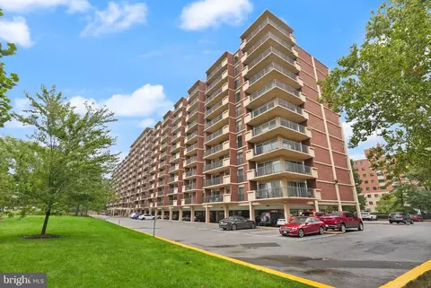 1300 Army Navy Dr #722, Arlington, VA 22202