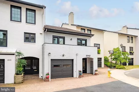 2042 N Abingdon St, Arlington, VA 22207