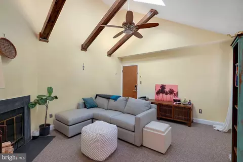 2102 N Scott St #111, Arlington, VA 22209