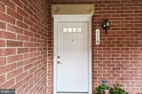 6924 Fairfax Dr #114, Arlington, VA 22213