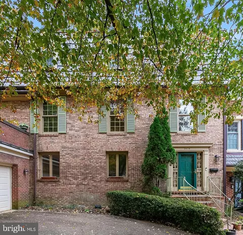 2424 S Queen St, Arlington, VA 22202