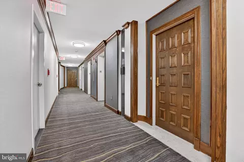 1300 Crystal Dr #1001S, Arlington, VA 22202