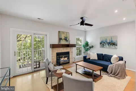 2903 S Woodstock St #B, Arlington, VA 22206