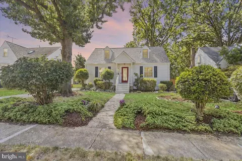 906 17th St S, Arlington, VA 22202