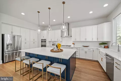 2727 N George Mason Dr, Arlington, VA 22207