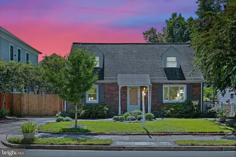 6404 27th St N, Arlington, VA 22207